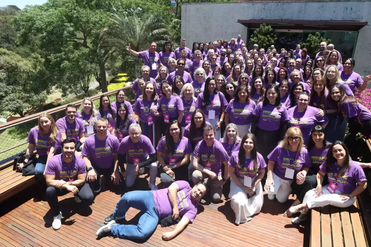 Colaboradores da MoveEdu reunidos em convenção do grupo, foto 4 de 14