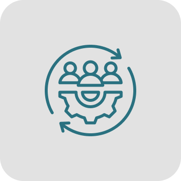 Ícone de pessoas conectadas sobre engrenagem, representando CRM