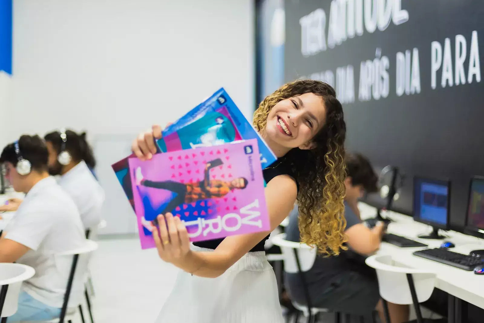 Aluna com livros Microlins