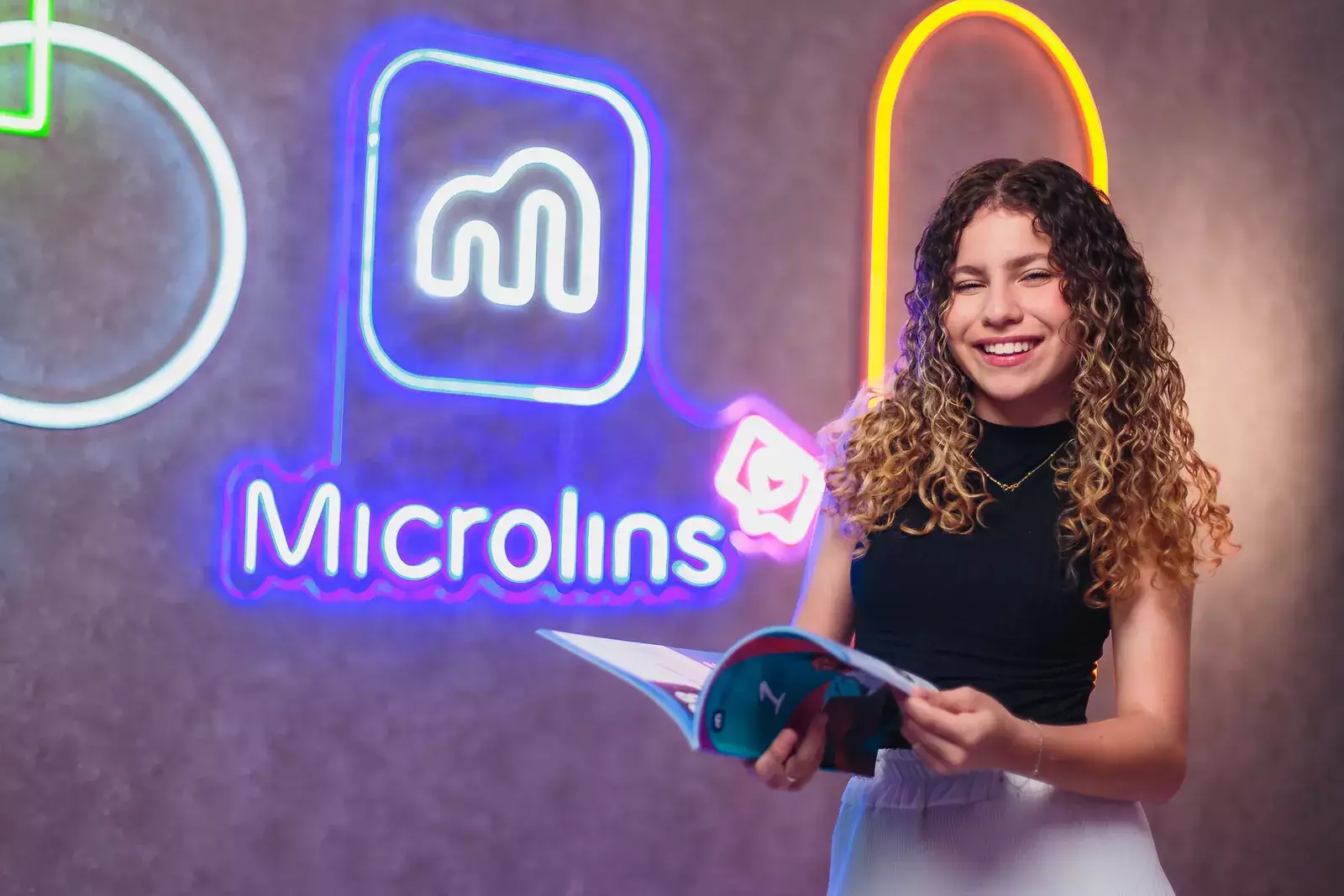 Aluna com material Microlins