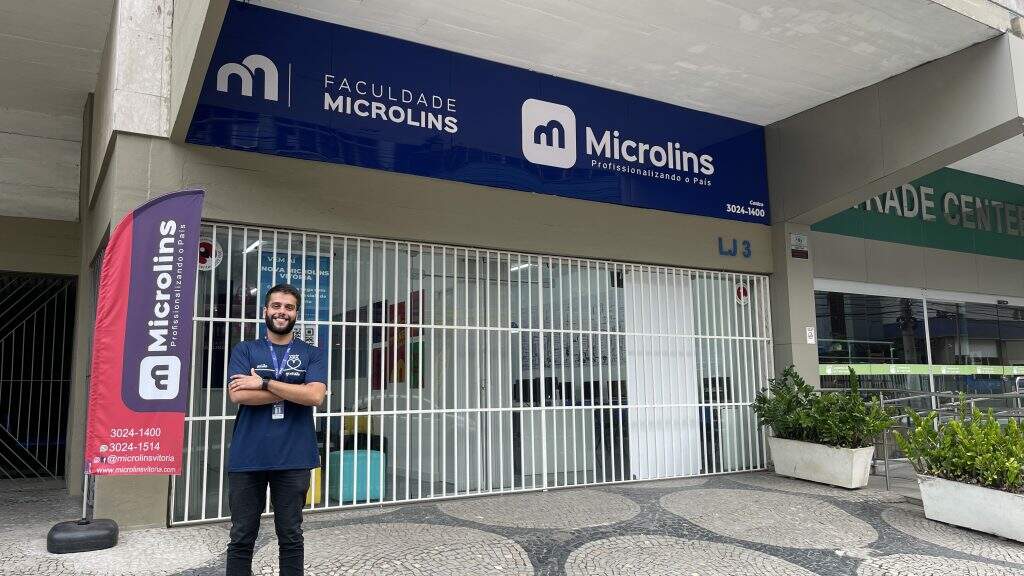 Gustavo em frente a unidade da franquia de sucesso Microlins