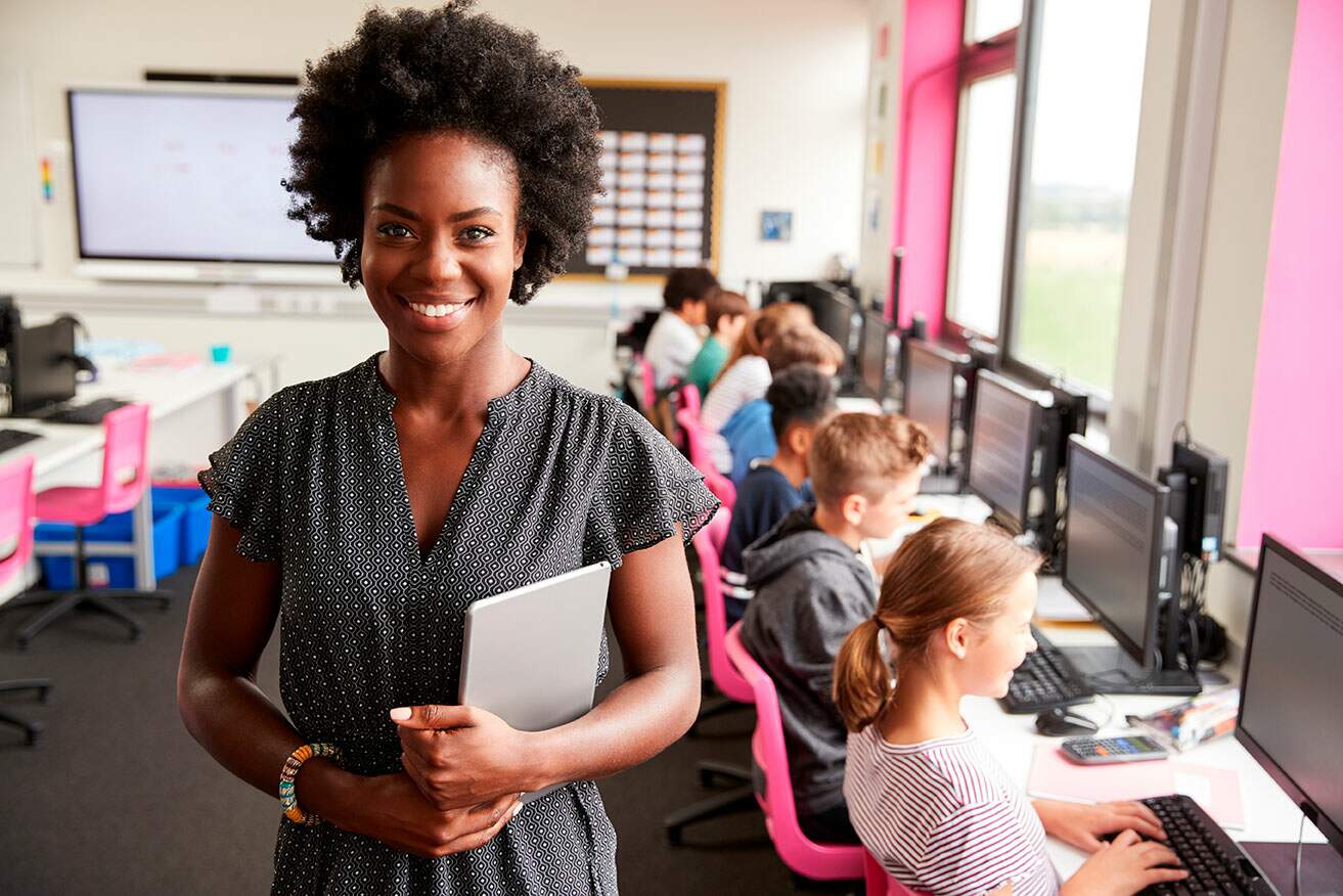 Como contratar um professor para minha escola?