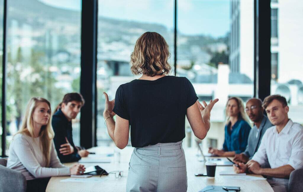 Qual o papel da educação na formação de líderes?